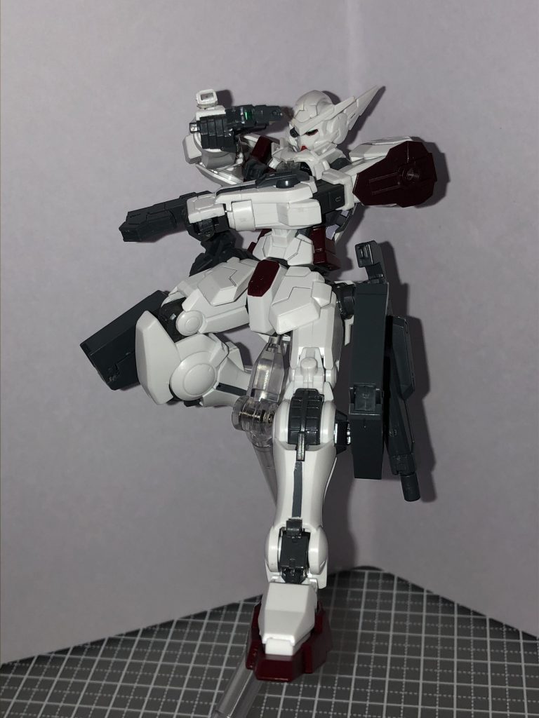 GNビームピストルを両手に装備させたガンマンスタイル。これ目当てでアストレアF買ってる人が多いくらいの人気武装ですし、ガンプラ本体と合わせて渋い雰囲気が非常にマッチしてます。