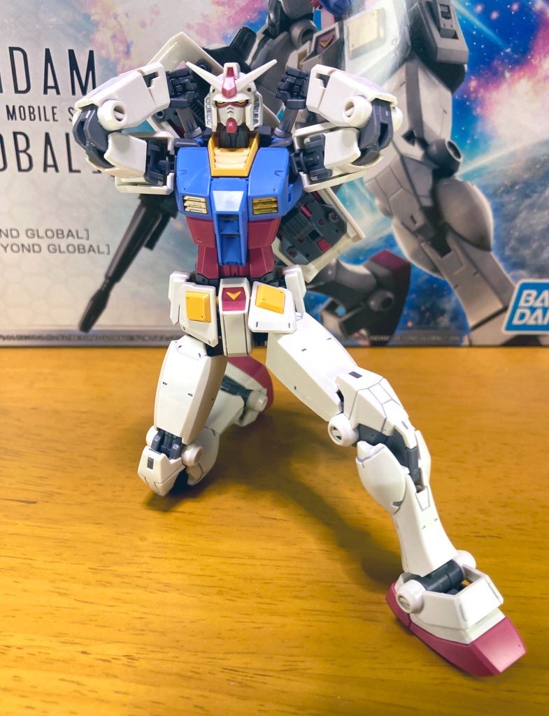 可動範囲が広く、手がバックパックのサーベルの柄まで届きます。
ポリキャップを廃止して、保持力の高い新素材をグレー色のランナーに採用したことで、関節部の体積がかなり減ってます。
肩アーマー、ブーツはかなりスマートです。