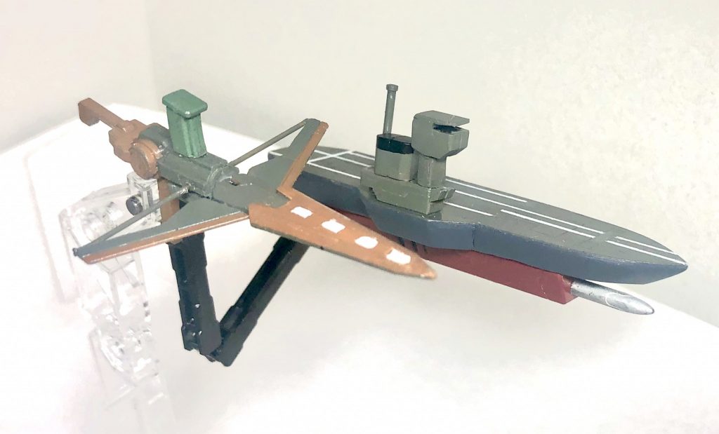 「艤装アームズ ver.空母」の本体だけの画像です。
大鳳の左の甲板状艤装と右手に持っているボウガン状艤装をモデルに作成しました。
一応画像のように装備単体でディスプレイ出来るようにしてあります。
使用したのは、HGキマリスヴィダールの背部バインダー一基と、ダブルオーダイバーのダイバーエースユニット付属のライフル 一丁です。(あとジャンクパーツを少々)