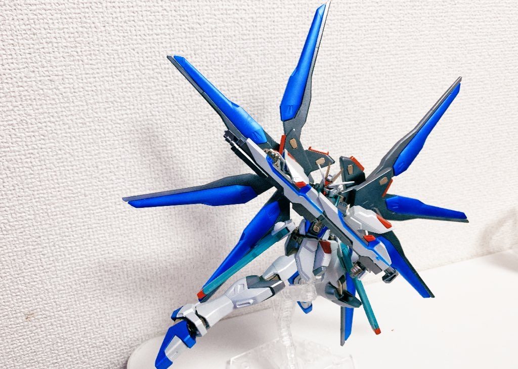 あとはこの一番最初にも高エネルギービームライフルによるポージング。
これぞSEED撃ちといった伝統のポージングでございますよ!
ほんとにかっこいです。
HGCEのインフィニットジャスティス、デスティニーに比べるとキットとして若干劣るところはあるかもですがそれでもやはりストフリですよ。
とにかく大満足です(^ω^)