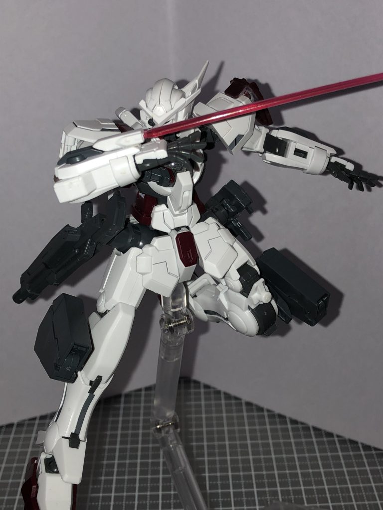 右腕の先端に接着したビームサーベルを使ってまた1枚。発想としては、アメイジングレッドウォーリアの装備ですね。まんまです。自分的には装備が尽く無くなり、最後の最後で使うイメージですね。