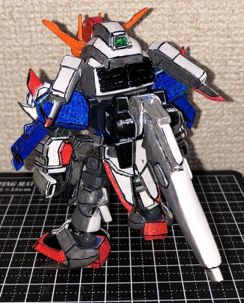 背中の機首部分もストライクガンダムのレールガンを芯にしてプラ板を貼り合わせて、やすりでひたすら曲面出し…
バックパックはクロスシルエットのSDフレームをフリーダムのキットのものに切り貼りしてそれっぽく。
バーニア部分は市販パーツです