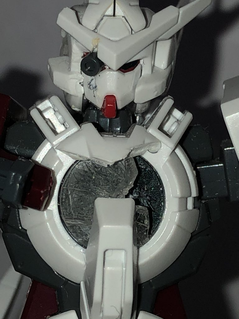 少しこだわりとしてリペア感(ボロボロ感)を出したかったので胸のクリア部分やその周辺のパーツを削ったり、片目をスコープにしたり、傷を入れたりと、色々やりたい放題してます。