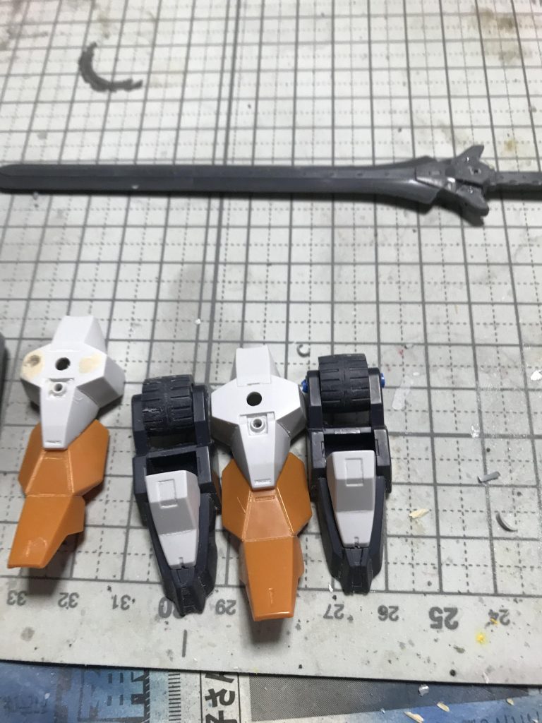 グランドライオソード・足首・足パーツの
ポリパテとプラ板で 改造工程