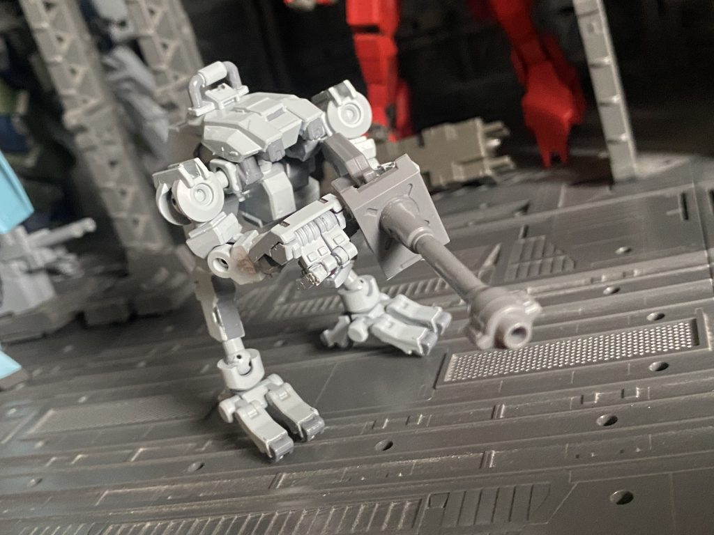 MS用の兵装も構えれますが撃ったら多分倒れます。