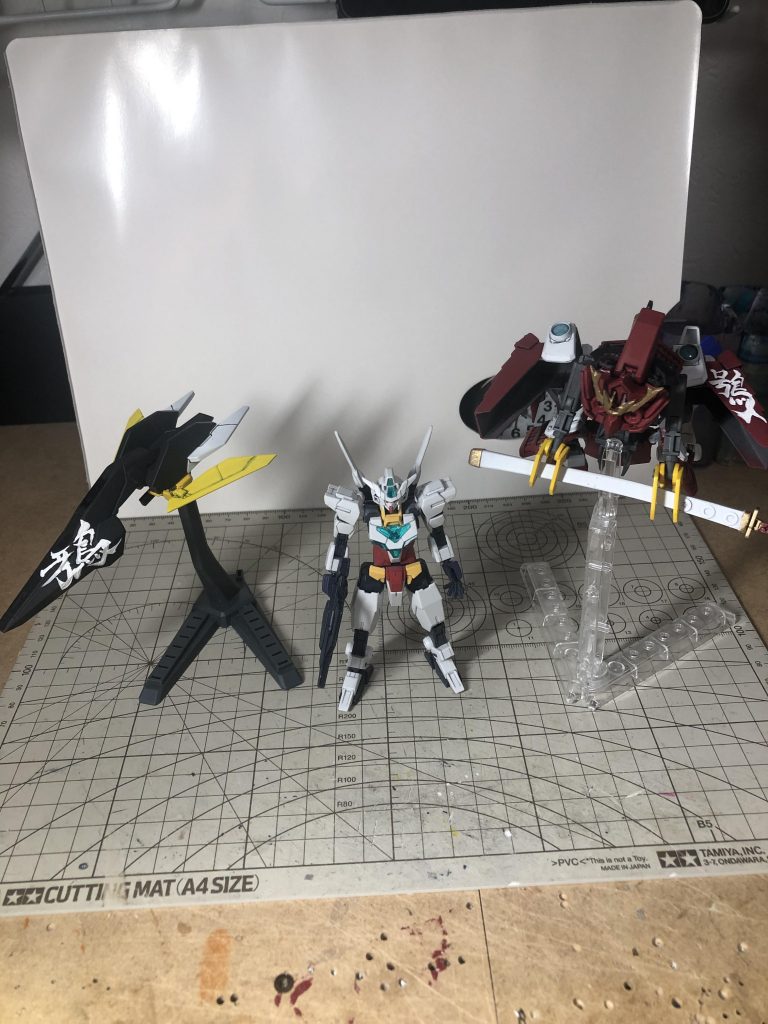 コアガンダム2とフライヤー「鴉」、アーマー集合体「鴞」で構成されています。