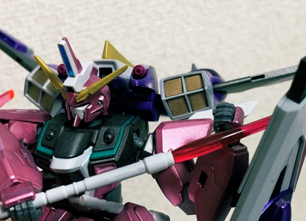 最初の写真を撮った後に顔の両サイドにあるファトゥムのゴールド塗装忘れてた部分がありマスキングしての塗装です。

他のインフィニットジャスティスの塗装画像とかみても意外と忘れがちなんですよここ。

顔の右に見えるスピーカーみたいなとこね！

あとは自分にスジ彫りの技術、デカール揃えるだけの財力があればもっとイイものができそうですが。。