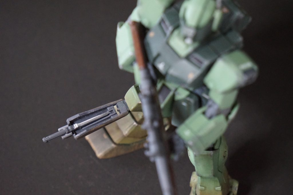 ザクスナイパーを参考にしたニーパッドには、対装甲ナイフを内蔵しています。
HGCEストライクのアーマーシュナイダーそのままですが、刃先を削り込んでシャープにしました。