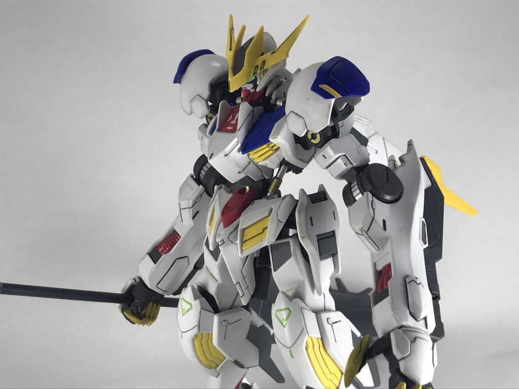 今回内部フレーム部分の部分塗装を。青いパーツは整形色の紺色っぽい感じがあまり好きではなかったので、ガンダムマーカーのブルーで塗装しました。