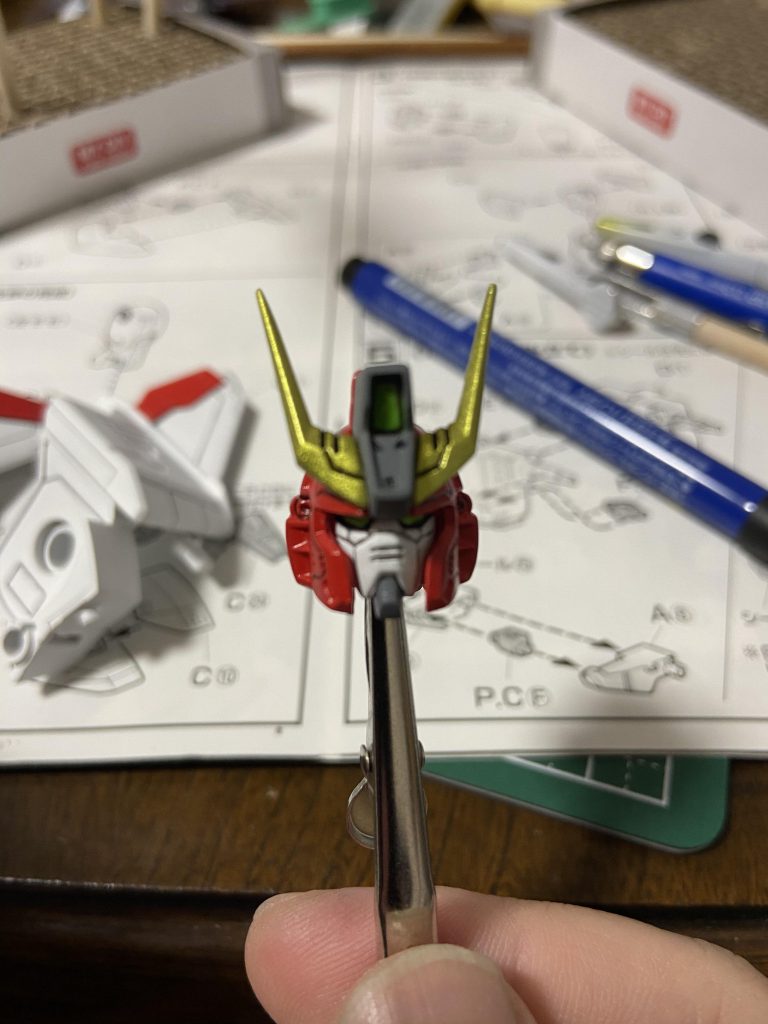 三機ともアンテナは尖らせました。折れそうで怖いですよね…。エアマスターは変形時のモロ出しのポリキャップにバーニアを取り付けてカバー。