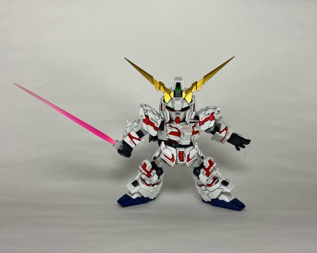 アンテナのシャープ化と目立つ肉抜き穴は埋めてあります。
サーベルのビーム刃はHGUCから拝借。スポンジヤスリ800~1000でパーティングライン消した後、クリアーピンク→蛍光ピンク→クリアーホワイトでグラデーション塗装。個人的に好きなビーム表現です。