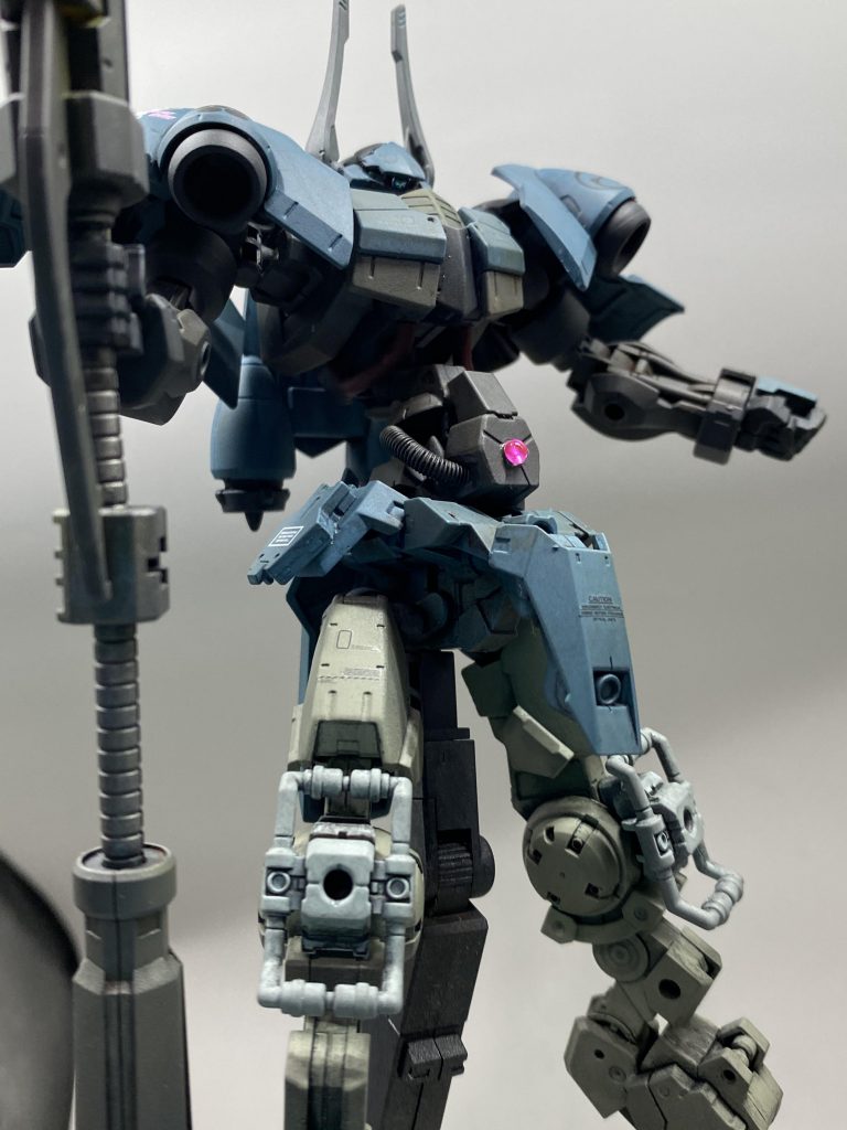 全体的なシルエットがF.S.S.のGMのようにマッシヴかつスレンダーなボディになるように、胴体の延長。脚を長く細めに仕上げました。