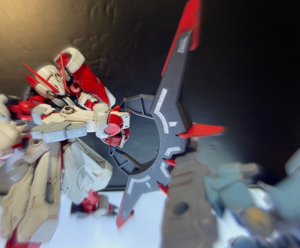 シールドブースター
叩き潰す。

モデグラ付録の鉄血デカールの流星号のを。