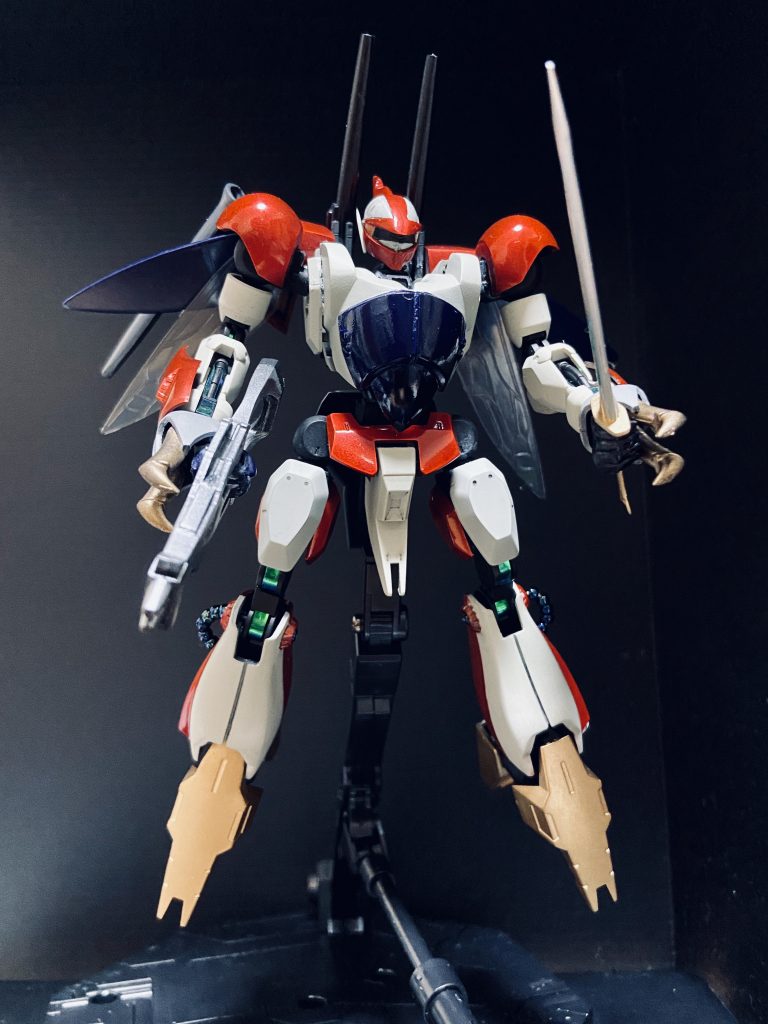 基本的にはユーゴーにビルバインの外装をペタペタと。腰回りがオールユーゴーですし、足首から先もユーゴーまんまですが、ええ感じにまとまったと思います。スネは逆関節の可動域を損なわないよう削りこみ。

赤部‥ゴールド下地のクリアーレッドでキャンディ
胴体キャノピー‥メタリックディープバイオレットからのクリア
ゴールド‥黒サフからのゴールド
その他‥ガルグレー　他
オール缶スプレーです🥫
関節の緑は、オーラ表現のラピーテープです。