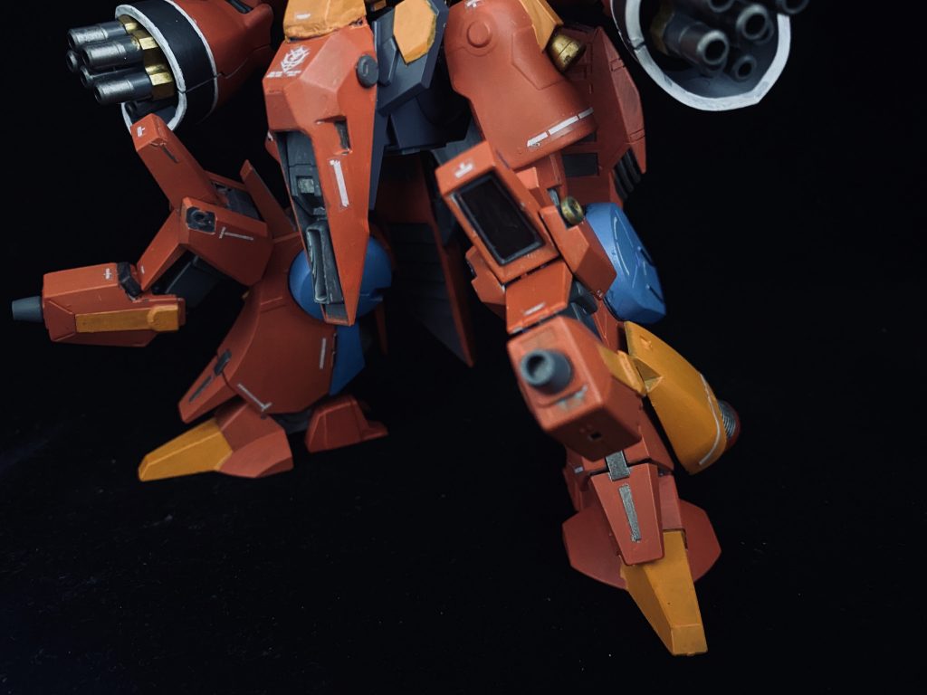 脚部には細かったので、強引にドーベンウルフの腕をつける。
もちろんインコムになっているので、オールレンジ攻撃が可能。