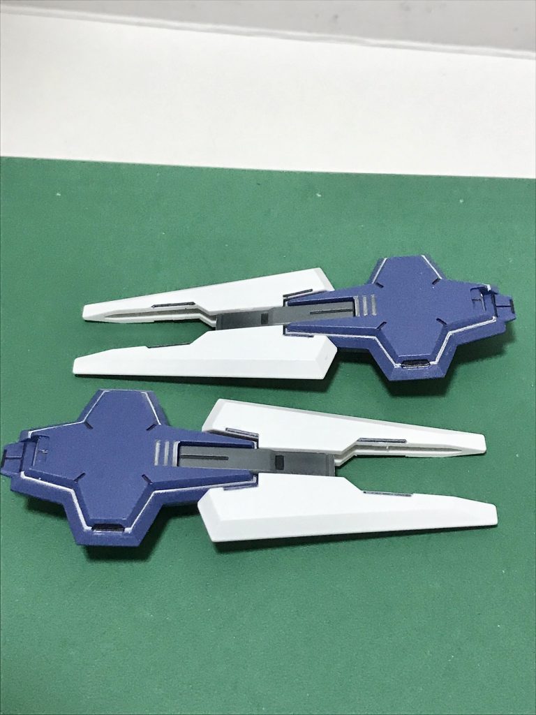 輪郭をはっきりさせるため、縁をシルバーに塗装