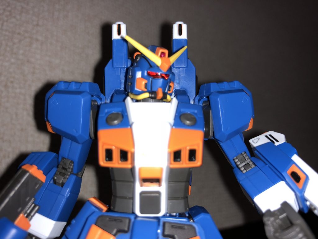 バストアップです。キットは結構パーツの分割によって色分けがかなりのレベルでしてありますが、それでも肩や腕、頭部の頭頂部、頬のオレンジ部分などがシールで再現されています。胸部のダクト部分も黒のシールで再現されています。でも、これは私のガンプラ に対するポリシーで、シールは濡れると剥がれてダメになるから、色の違うところは必ず塗るようにしています(いつかガンプラバトルで水中戦をやることも想定してですが😆)。