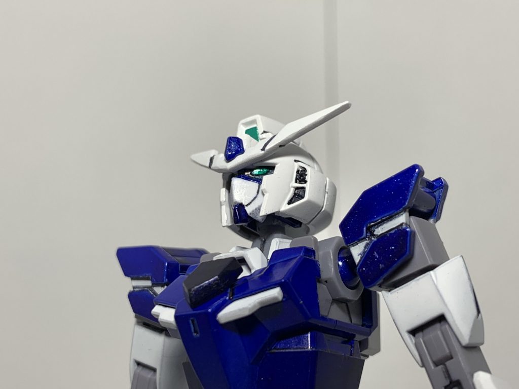 頭部。フェイスパーツは元の形状に0.3ミリプラ板を複数枚貼り付け、削り込みをして形状を変更、アンテナ部は凸凹を減らしてよりシャープな見た目にしました。