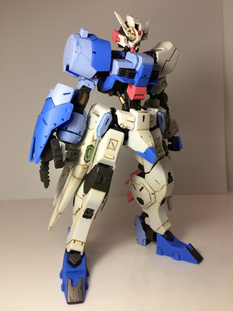 アスタロト本体です。
無改造です。
色はバルバトスと同時に進めてたので、セイラマスオ風ディテール・塗装を施しております。
サイドスラスターのみ、中途半端な合わせ目消しを行なったので、消せてない箇所があります。
訳あって、左右の外装を逆にしました。
青の塗り分けは特に意味はありません。それっぽくなるかなと適当に塗り分けました。
①赤・青・焼鉄色:水性ホビーカラー筆塗り
②緑:リアルタッチマーカーグリーン
③スミ入れ:リアルタッチマーカーブラウン、ブルー、イエロー
④シルバー:ガンダムマーカーシャインシルバー