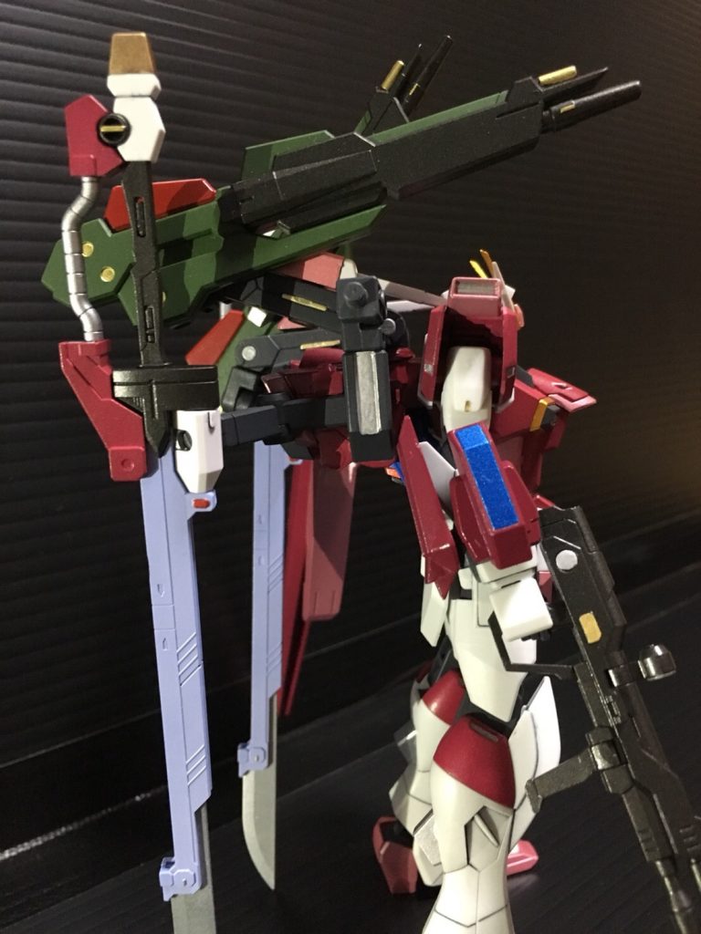 バックパックの構成
フォースのサーベル穴にバトルアームズを刺し途中にGエグゼスのサーベル、先にカーディガンのビームキャノン。
横から
何かのアーム2種で対艦刀と羽を取り付け。
結構動かせるので干渉を気にしたことはありません。