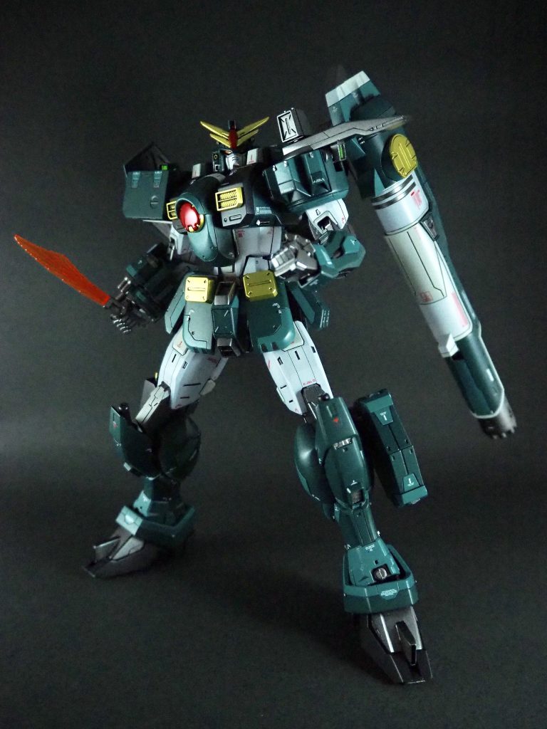 ビームナイフ
右脚にマウント可能
ナイフラックは既存を加工したセミスクラッチ
曲面への接続なのでほぼパテ
真鍮線で軸を取ってるので強力接着済み
ナイフ収容時は刃を取ってラック側の真鍮線をナイフ側のダボ穴に差し込む形で作成