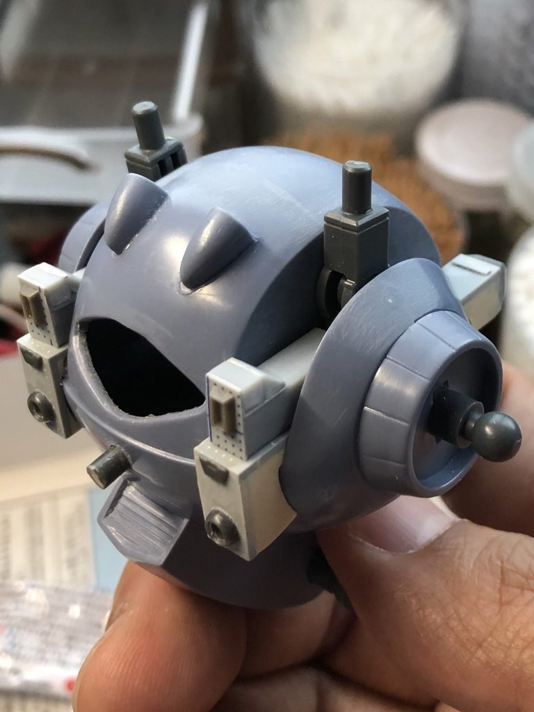 肩周りに追加したユニットはプラ板とポリパテ製です。
モノアイは組み立て後に思い付きで開口したので縁がガタガタです…