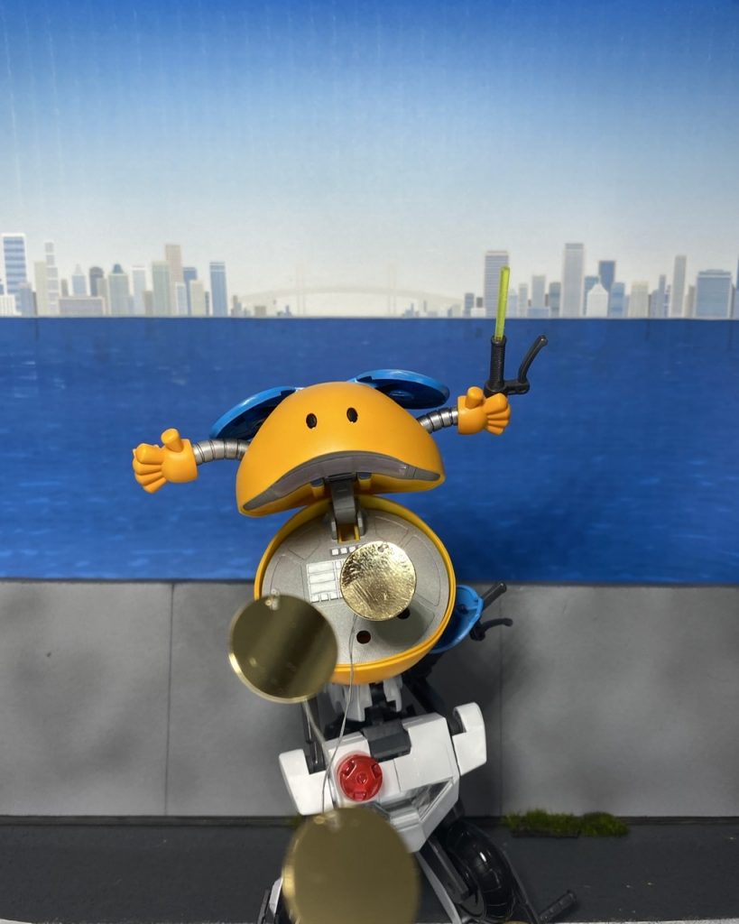 「神妙ニ オ縄ヲ頂戴シロィ!」
ビームジュッテを片手に、花のサイドは八百バンチを駆けるハロ。
その体内には無線誘導兵器コイン・ビットを搭載。逃げる犯人めがけて口から放つ四文銭は百発百中。今日も決め手の銭が飛ぶ。仮想通貨とは無関係だ。