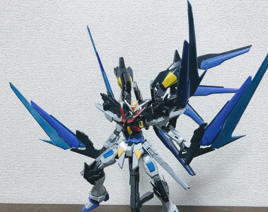 肩にマウントしているもう二本を逆立てて派手なポーズを取ってみました!
ロボットに長物の武器を持たせて外連味の効いたポーズを取らせると中々様になりますね^ ^