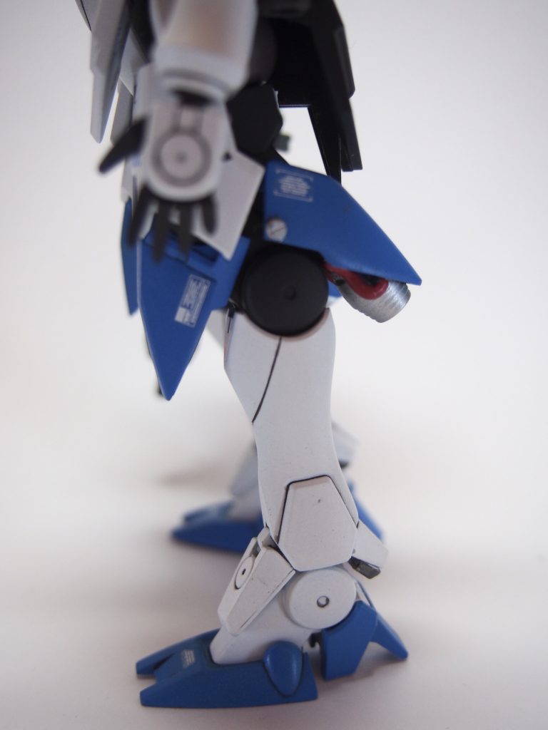 両脚の裏側にはスラスターを追加して情報量を増やしています