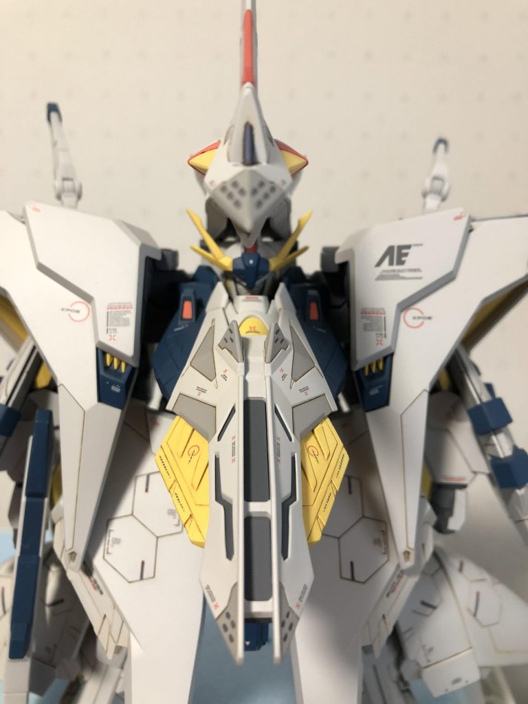 正面ショット。グレーに関してはサフ吹きっぱなしとメカサフライトを使って2色に塗り分けています。デカールはハイキューパーツさんの1/100RBコーションデカールとMGユニコーンガンダムのものを使っています。
