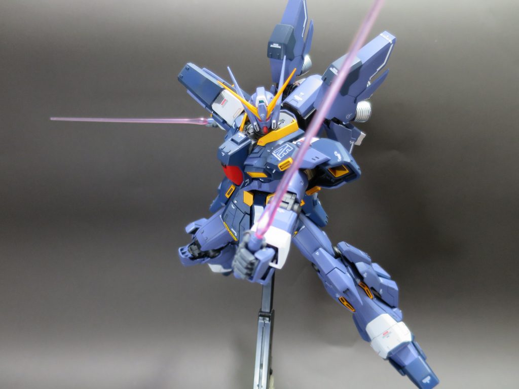 ミキシングのレシピとしては顔はダブルゼータをベースにνガンダムのアンテナとジャスティスのアンテナを使いました。
胸部はジムクェルのダクトにGP-01のコクピットハッチを。
肩もベースはシナンジュスタインですが要所にGP-01やデルタプラスのパーツを使ってデコレーション。