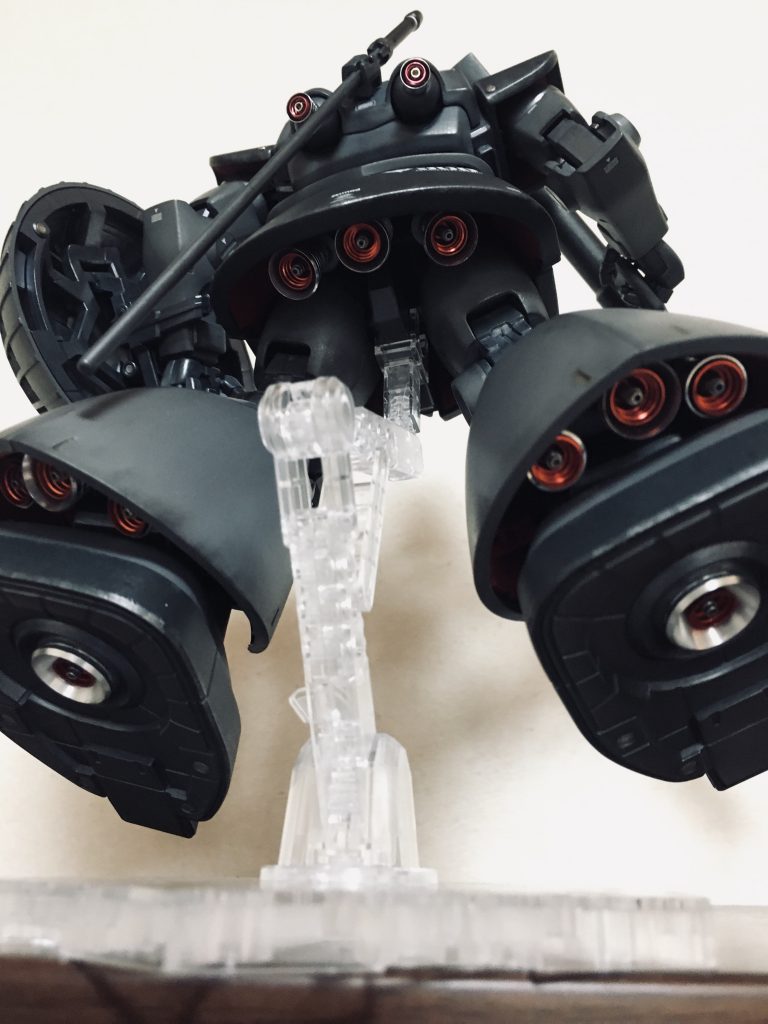 バーニアスラスターはすべてメタル化。
本当は足裏がホバーになるのですが、まあ細かいことは気にしない。
下からの眺めが壮観です。