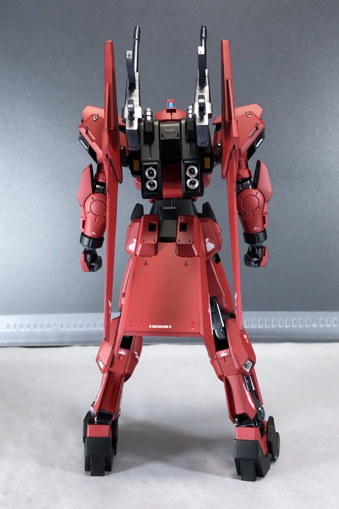 バックパックは百式のものを、ビームピストルはHGUCリック・ディアスの物を懸架できるように一部加工して取り付けています