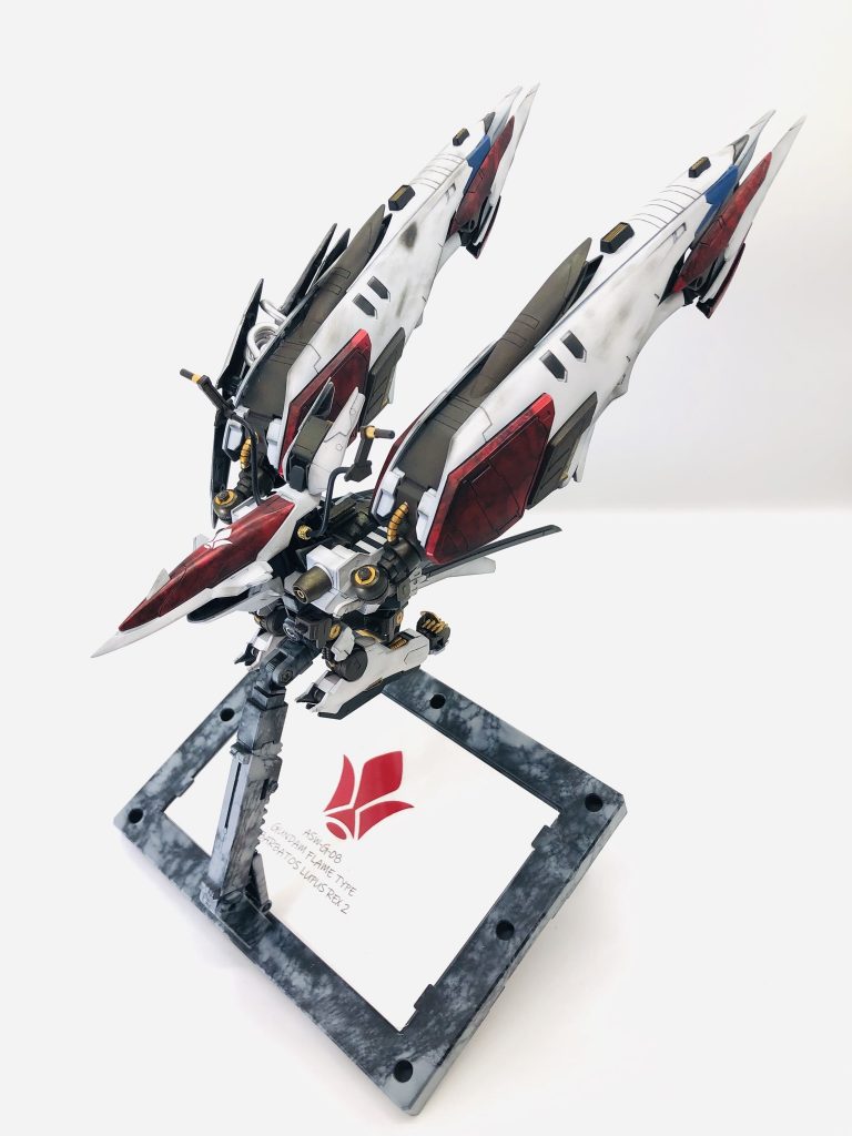 ホッパー形態
素早く動けるようホッパー形態に変形したもの。さらにレクスアームを展開する事で生物感漂う機体になります。
また元のハシュマルに備わっていたビーム兵器は完全に大破したため、実弾に変更。仮に大破していなくても、過剰な破壊兵器としてみなされていたでしょう。
こだわりのポイントとしてハシュマルを思わせる顎部を追加。発射の際に開口できるようプラ棒を通して設置しました。