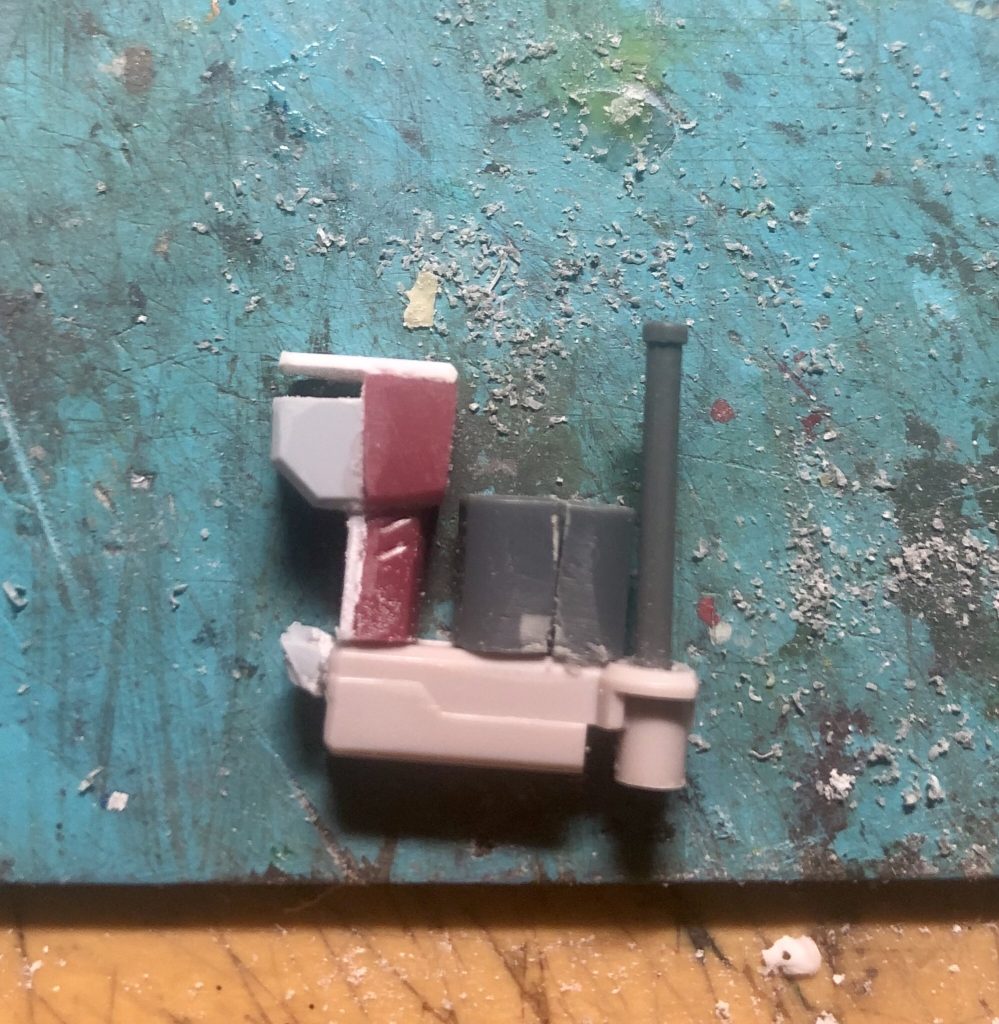 予定変更に伴い、大鳳タイプの艦橋をジャンクパーツから作る予定でしたが、新たにハーミーズの艦橋をモデルに作り直しました。
(画像はパテでの形成と塗装前の段階のものです)