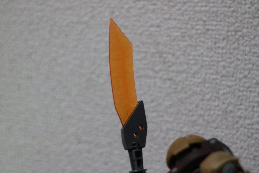 ナギナタブレード。柄は鉄血オプションセットの大型ピッケル(ランドメイス)のもの、刃先はオーガのものを流用し、元の武器にも戻せるよう全てパーツは分解可能にするため、自作パーツにて接続しています。