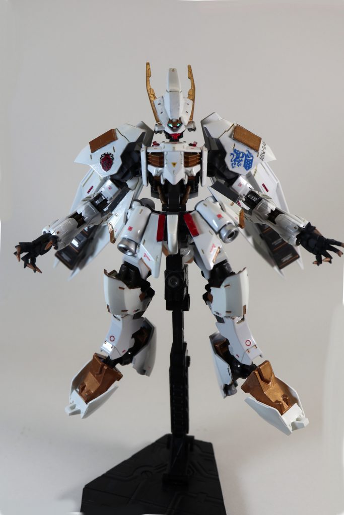 全身図
フェイスマスクの中にツインアイが隠れるようにしています。
また、エリオン家の紋章を右肩に、ギャラルホルンの紋章が左肩にあります。