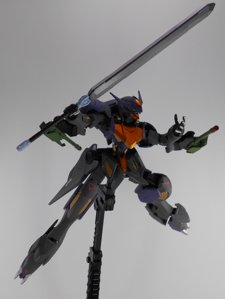 武器構え。
もっと躍動感あるポーズをとらせたかったのですが、間接が固くまた塗装剥げも怖かったので結局あまり動かせませんでした。
自分のフル塗装作品の弱点で今後の課題です。