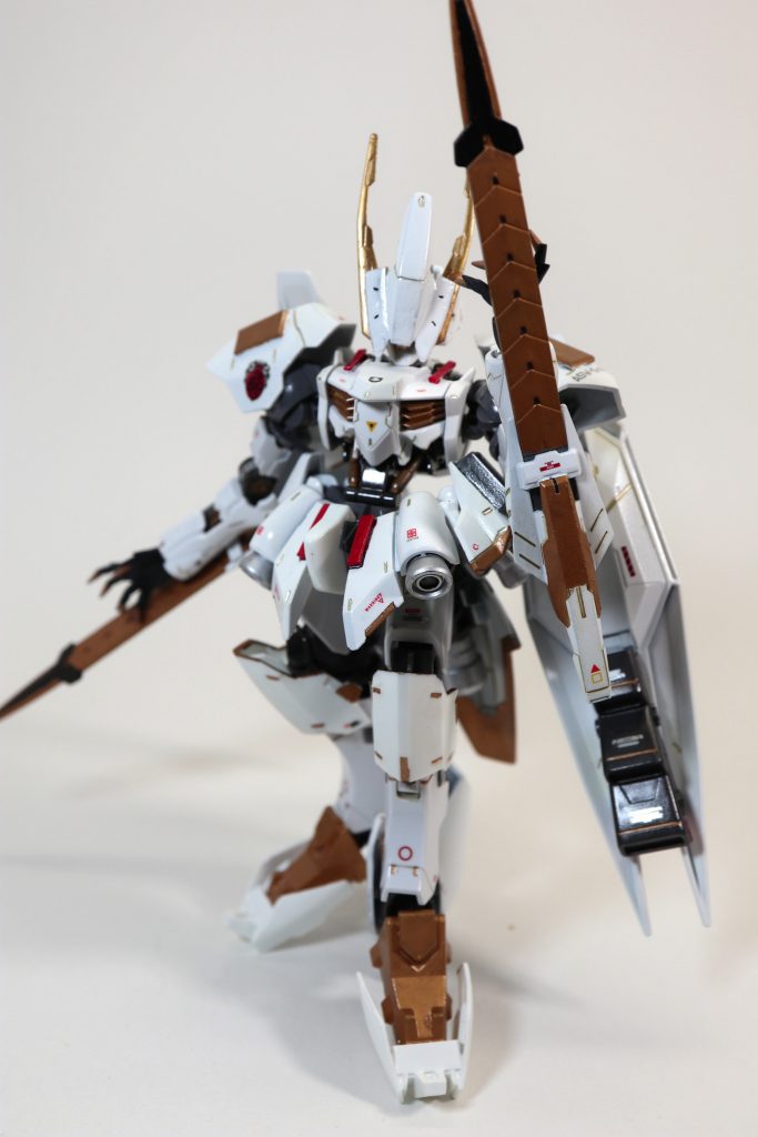 武装1 クロセルソード
本機はガンダム・キマリスと類似したコンセプトで開発された機体であり、機体各所に搭載されたバーニアによって特に空間戦闘において高い機動力・推進力を発揮します。しかし、キマリスが大型ランス｢グングニール｣と機体そのものを弾丸として敵機に