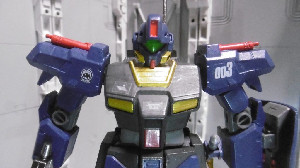 使ってなかったマーキングシールを適当に貼り、その上から水性つや消し筆塗りしています。肩アーマーのビームサーベルグリップと、頭の一部を赤に。頭部の赤はセンサーではなくて、