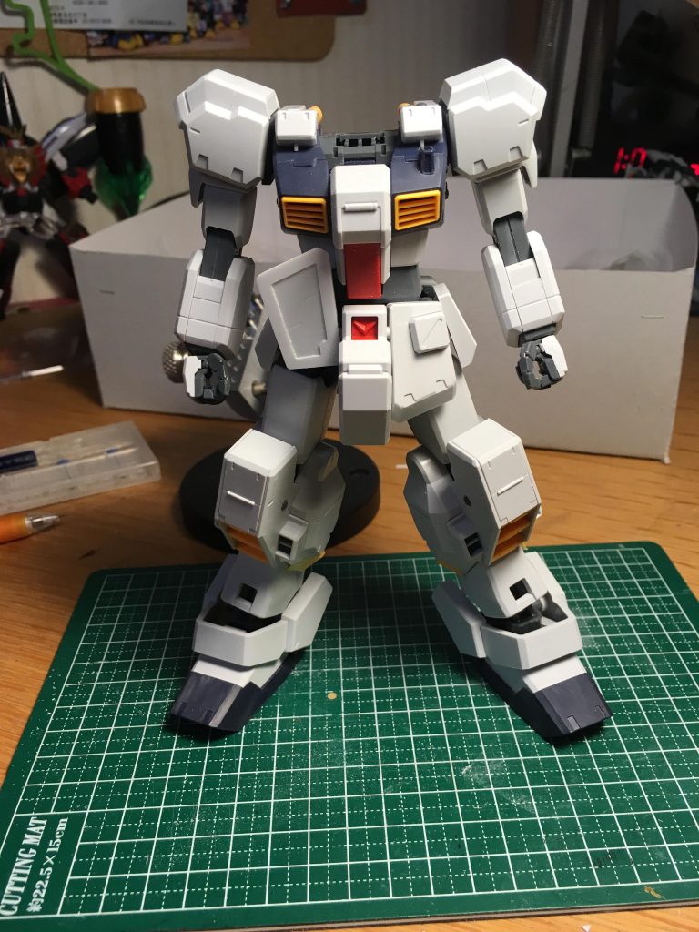 完成写真では移していませんがリアアーマー、サイドアーマーは裏をプラ板で埋めています。塗装の後マスキングを外した際に塗膜が剥がれてしまい写真に収めていません...