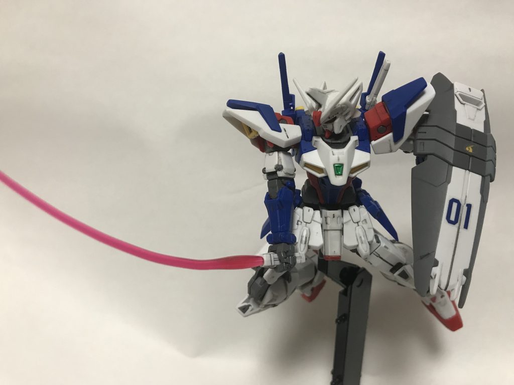 ビームサーベルは余るのでこうやって曲げて表情つけた物を用意したりするとポージングの幅が広がります。