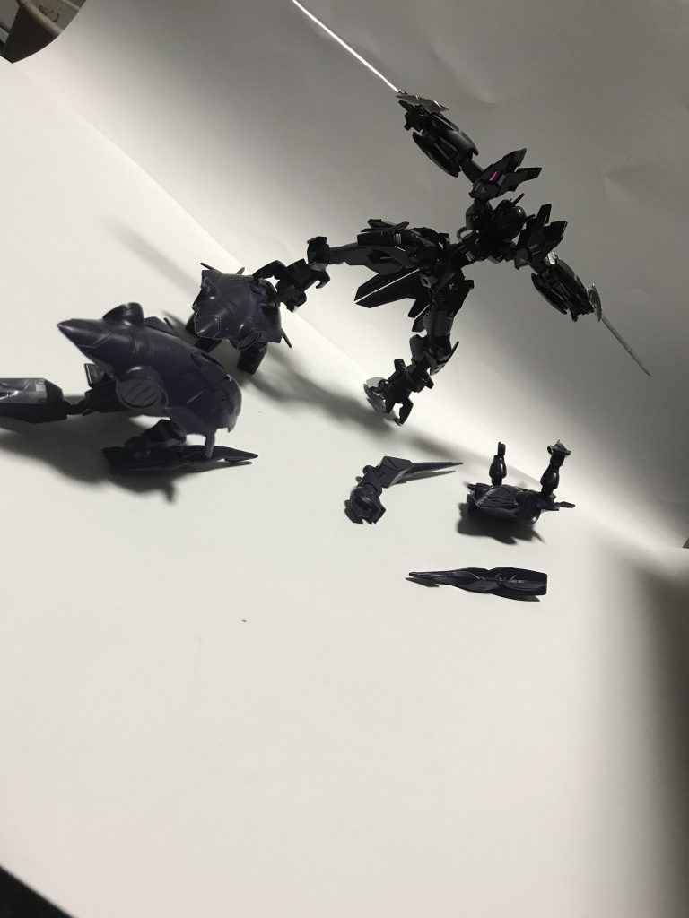 この機体の発見された場所は月付近のデブリ帯 厄災戦最終決戦は月でありそのあまりの激しい戦いにより月の形が変わった。