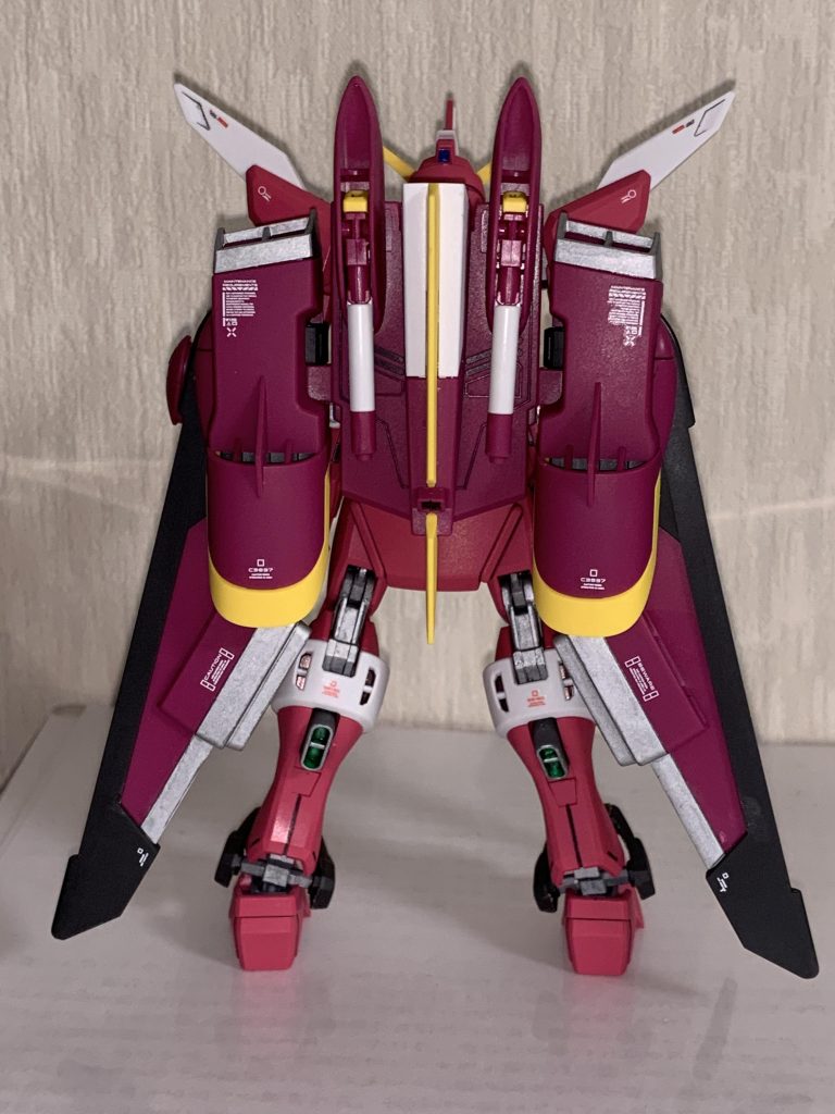 バックショット...というかリフターですね笑
サイズが大きいので1/100と1/1442種の水転写デカールを使っています。後は少々見にくいですが脹ら脛スラスター内部をグリーンで塗装しています。