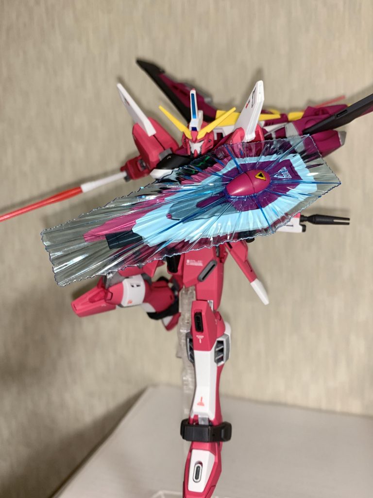 シールドの逆三角形は塗装してあります。ビームシールドも旧HGより小さくならしいですが全く問題ないです