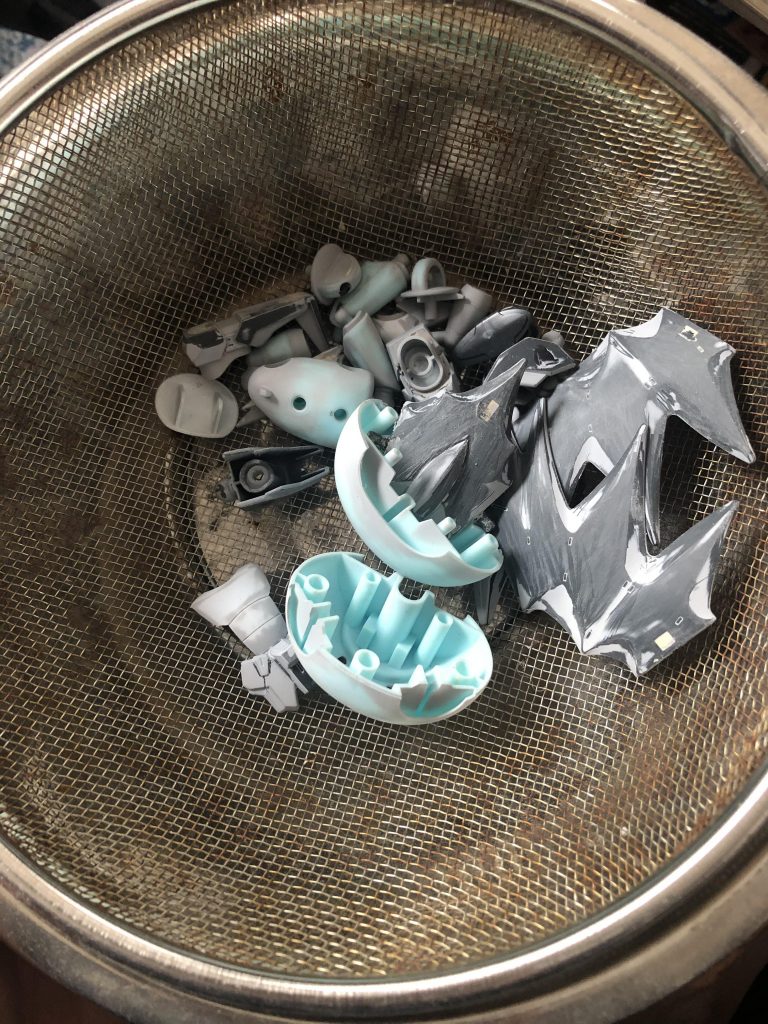 捨てサフしたあとは表面処理→全パーツの洗浄です。

特にこだわりは無いですが洗浄すると塗料の食い付きが違う気がします