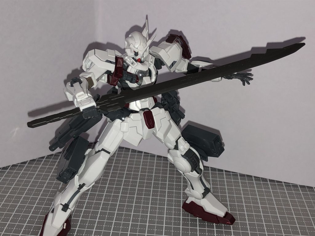 個人的に見た目が凄く好みなガンダムマルコシアスの大太刀を装備させてみました。OO系列はビーム系装備や実体剣でも白いものが多いイメージなので、こういう装備は新鮮ですが存外似合いますね。こうしてみると遠距離武装が多めになってますね。