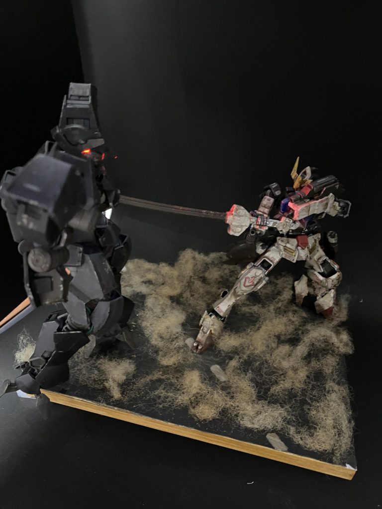 全体像はこんな感じです。
道路をイメージした台座に砂埃を表現させています。2機のポーズもアニメを参考にしています。