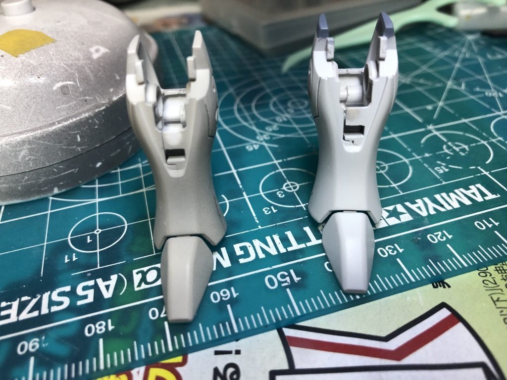 苦手な合わせ目消しです。タミヤの白蓋使いました。