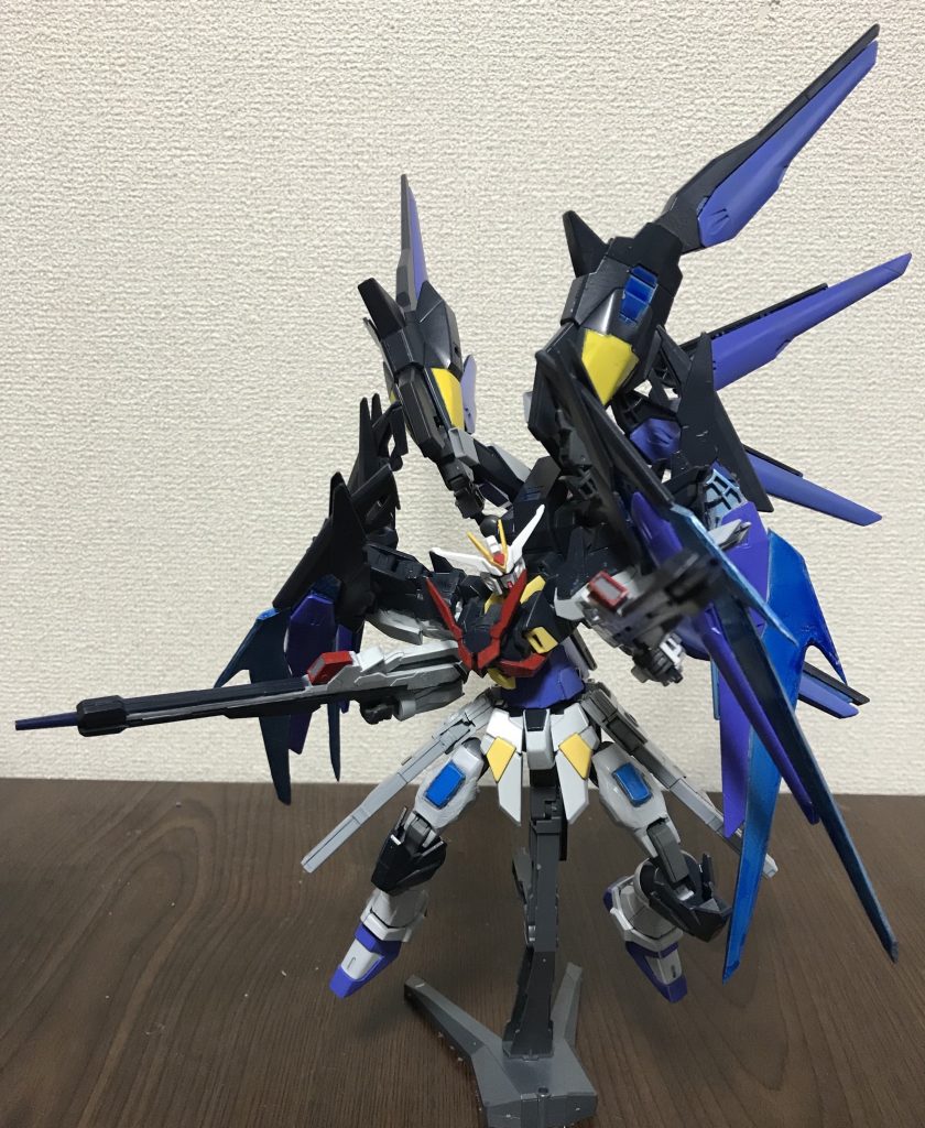 肩に剣を取付けた状態でライフルを構えさせてみました。